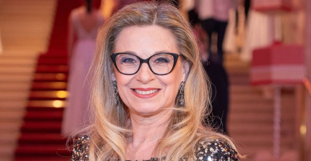 Christa Kummer lächelt bei einem öffentlichen Auftritt in die Kamera. Die ehemalige ORF-Wettermoderatorin sorgt mit einem emotionalen Instagram-Posting über Stille und innere Ruhe für Aufmerksamkeit.