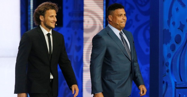 Diego Forlán und Ronaldo bei einer FIFA-Veranstaltung. Forlán übernimmt nach dem WM-Aus als neuer Nationaltrainer von Uruguay.