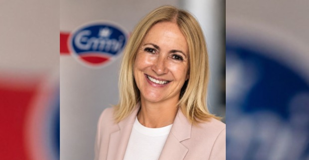 Porträtaufnahme von Claudia Memminger in einem modernen Bürogebäude