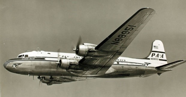 Pan-Am Flugzeug Clipper Endeavour Douglas DC-4 vor Absturz 1952 im Flug historische Aufnahme