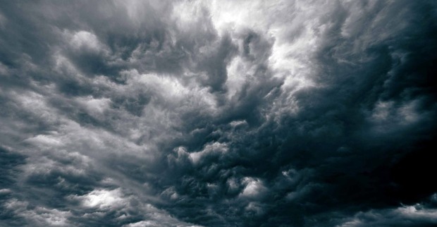 Dunkle, bedrohliche Gewitterwolken über Österreich vor einem Unwetter mit Starkregen, Hagel und Sturm