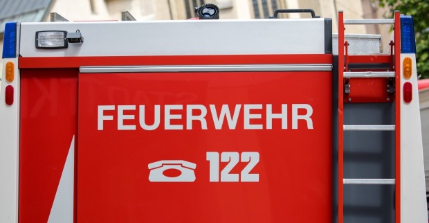 Feuerwehrauto mit Feuerwehrschild und Notrufnummer 122, als Symbolbild für den Großbrand in Helpfau-Uttendorf.