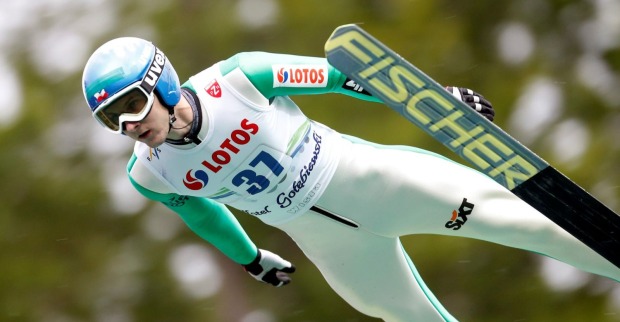 Grzegorz Miętus beim Skispringen im Flug mit Weltcup-Ausrüstung und Polen-Anzug