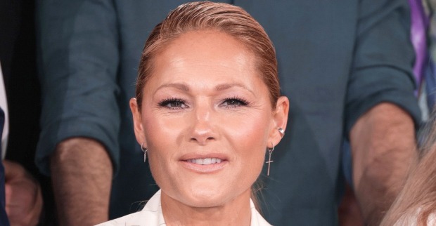 Helene Fischer lächelt bei einem öffentlichen Auftritt in die Kamera. Die Schlagersängerin sorgt nach einem umstrittenen Bühnenmoment mit ihrem Double für Diskussionen.