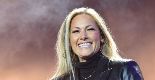 Helene Fischer bei einem Konzertauftritt auf der Bühne. Die Schlagersängerin lächelt und applaudiert während ihrer „360° Stadion Tour“.