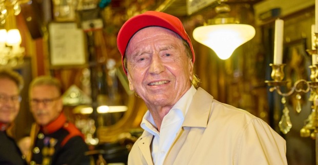 Heribert Kasper lächelt mit seiner typischen roten Kappe in die Kamera