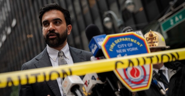 New York Bürgermeister Zohran Mamdani spricht vor Medien bei Einsatz wegen einsturzgefährdetem Hochhaus in Manhattan