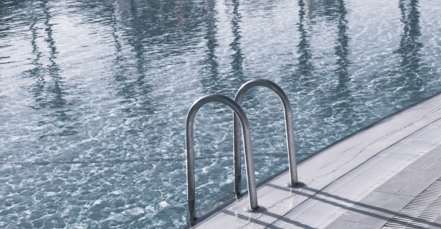 Ein Swimmingpool eines Hotels an einer Urlaubsdestination