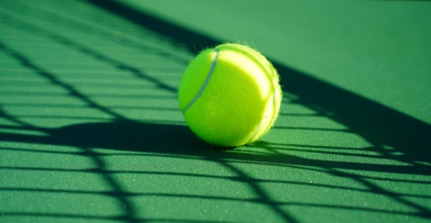 Großaufnahme eines Tennisballs.