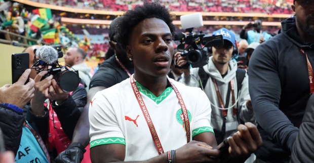 IShowSpeed verfolgt das WM-Spiel Argentinien gegen Kap Verde im Stadion in Miami. Nach einem mutmaßlichen Rassismus-Vorfall ermittelt laut vorliegenden Informationen die FIFA.