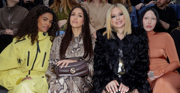 Jessica Alba sitzt bei einer Fashion-Show in der Front Row und lächelt in die Kamera. Der Hollywood-Star genießt aktuell einen Urlaub in Österreich und begeistert Fans mit Bildern aus Kitzbühel.