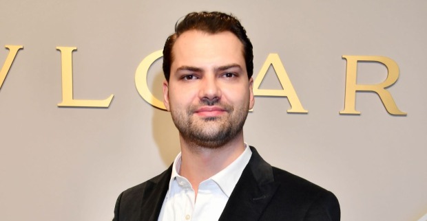 Jimi Blue Ochsenknecht posiert bei einem Event im schwarzen Sakko und weißem Hemd. Der Schauspieler und Reality-TV-Star spricht in der neuen Staffel von „Diese Ochsenknechts“ über sein neues Leben in Dubai.
