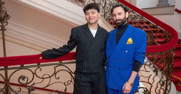 JJ und Conchita Wurst posieren gemeinsam auf einer Treppe. Der FM4-Podcast der beiden sorgt derzeit mit einem viralen Instagram-Clip rund um JJs humorvolle Imitation von Conchita für Aufsehen.