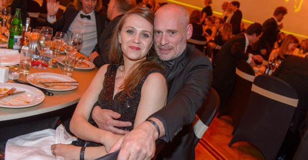 Schauspieler Johannes Krisch mit seiner Ehefrau Larissa Fuchs bei einer Veranstaltung in Wien. Nach dem Tod des 59-Jährigen nimmt sie emotional Abschied.