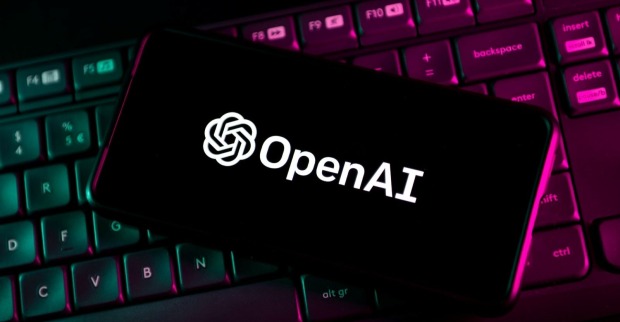 OpenAI Logo auf Smartphone vor beleuchteter Tastatur steht für KI-Ausbruch und autonomen Hackerangriff auf Hugging Face