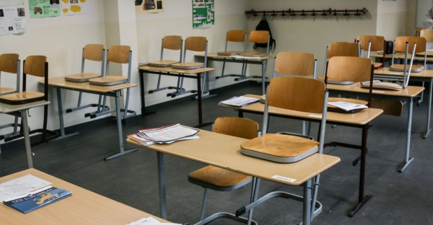Leeres Klassenzimmer mit Tischen und Stühlen, Symbolbild für den Fall einer Lehrerin, die seit 17 Jahren krankgeschrieben ist.