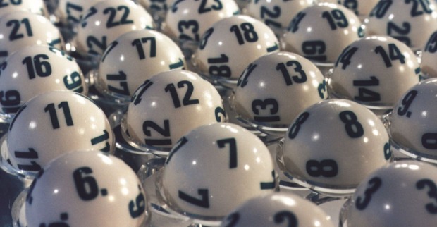Lottozahlen Kugeln bei einer Lotto Jackpot Ziehung in Österreich mit Fokus auf Gewinnzahlen und Jackpot