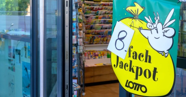 Lotto Annahmestelle mit Hinweis auf Achtfachjackpot und Ziehung bei Lotto 6 aus 45 in Österreich