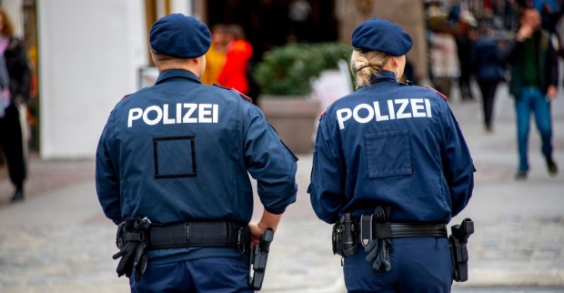 Zwei Polizeibeamte im Einsatz in der Wiener Innenstadt im Zusammenhang mit Ermittlungen wegen Vergewaltigung