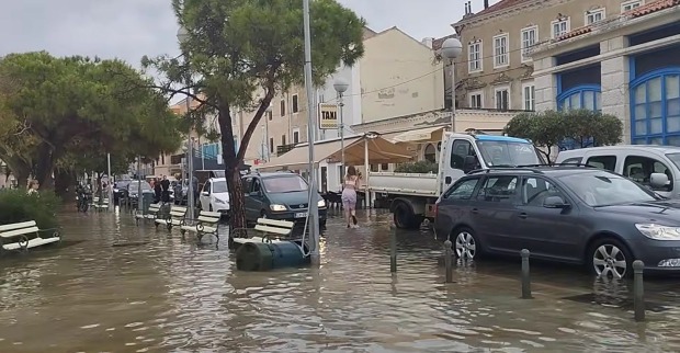 Aufnahme des von einem Unwetter überzogenen Ortes Mali Lošinj in Kroatien
