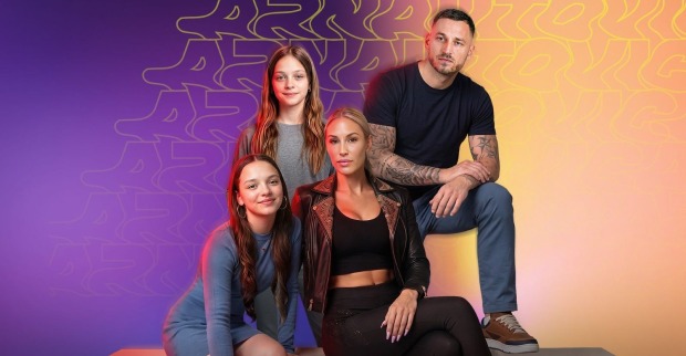 Marko Arnautovic mit Ehefrau Sarah Arnautovic und den Töchtern Emilia und Alicia im offiziellen Promobild zur JOYN- und PULS-4-Doku „Team Arnautovic“.