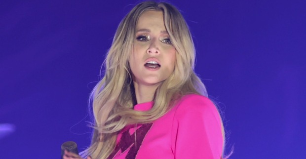 Melissa Naschenweng in pinkem Bühnenoutfit bei einem Live-Auftritt. Die Schlagersängerin reagiert mit einem Instagram-Video auf Hater und begeistert ihre Fans.