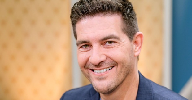 Norbert Oberhauser lächelt in die Kamera. Der ORF-Moderator ist Vater von Zwillingen geworden und spricht über sein neues Leben als vierfacher Papa.