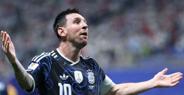 Petition Argentina WM: Lionel Messi reagiert während eines WM-Spiels für Argentinien mit ausgebreiteten Armen auf eine umstrittene Schiedsrichterentscheidung.