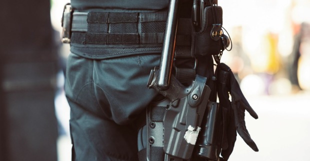 Polizist mit Einsatzgürtel und Schlagstock – Symbolbild zu einem tödlichen Polizeieinsatz in Bologna, bei dem ein 43-jähriger Mann nach einer Festnahme starb.