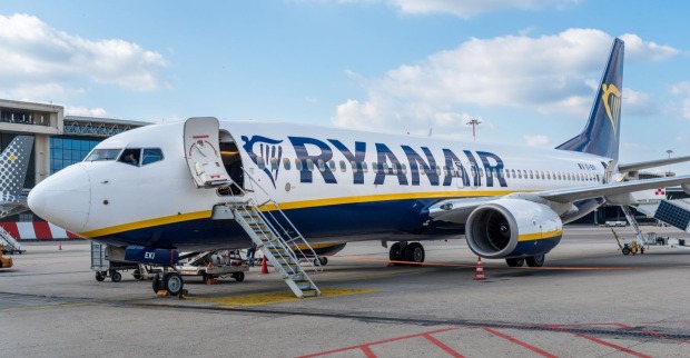 Ryanair-Flugzeug am Flughafen Mailand, Passagiertreppe angedockt, nach Gelsen-Vorfall evakuiert