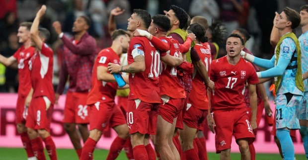 Schweizer Nationalmannschaft jubelt nach dem Sieg gegen Algerien.