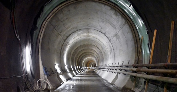 Tunnelröhre des Semmering-Basistunnels mit Beleuchtung und Baustelleninfrastruktur nach tödlichem Unfall