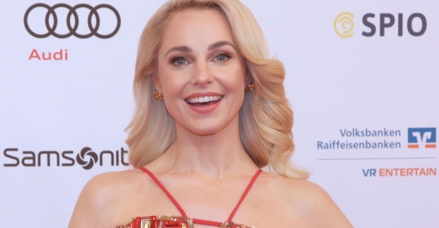Silvia Schneider auf dem roten Teppich mit ihrer bekannten langen blonden Mähne bei einer Filmpremiere – die ORF-Moderatorin präsentiert ihren klassischen Glamour-Look.