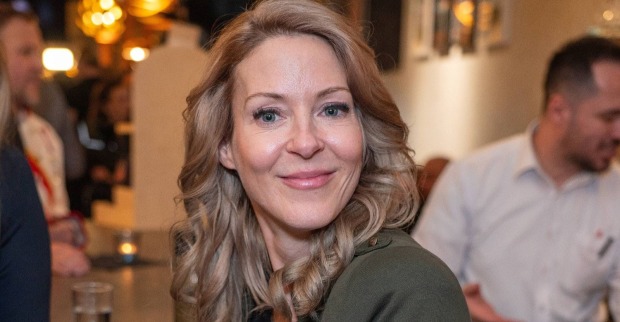 Simone Lugner sorgt mit ihrer Typveränderung für Aufsehen. Die Witwe von Richard Lugner präsentiert ihren neuen Look bei einem öffentlichen Auftritt.