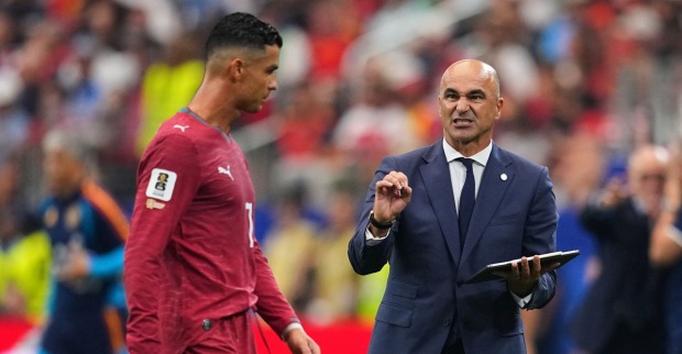 Roberto Martinez spricht mit Cristiano Ronaldo während des WM-Spiels Portugal gegen Spanien 2026