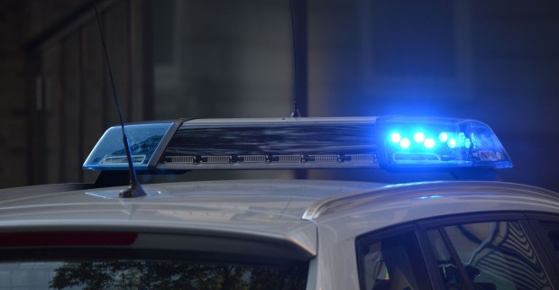 Polizeiauto mit eingeschaltetem Blaulicht bei einem Einsatz nach der Tragödie während der WM-Feier in Ciudad Rodrigo in Spanien.