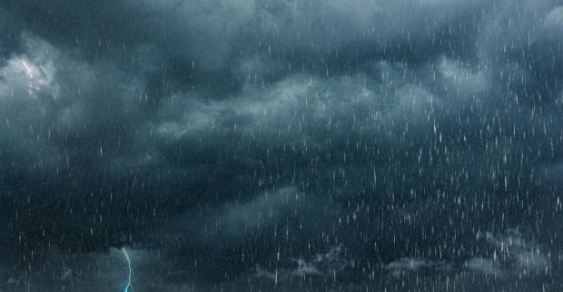 Fallender Starkregen in einer Gewitterwolke am Himmel