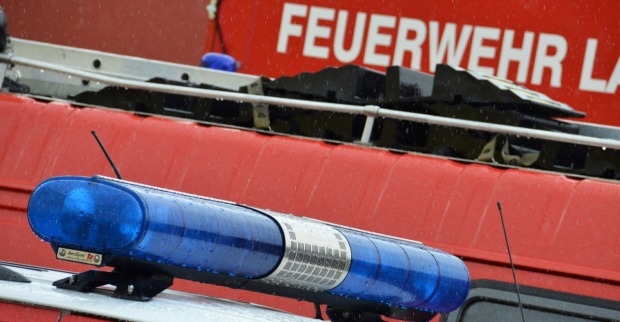 Feuerwehrfahrzeug mit Blaulicht bei Einsatz wegen Großbrand in Waidhofen/Thaya.