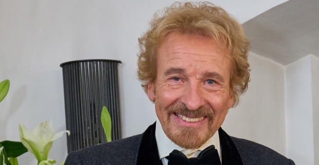 Thomas Gottschalk lächelt gut gelaunt in die Kamera während einem Auftritt bei der ROMY