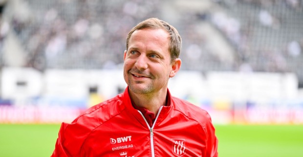 Thomas Sageder im roten Trainingsanzug auf dem Fußballplatz als neuer U15-Teamchef des ÖFB