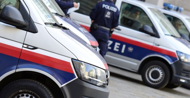 Toter Mann am Reumannplatz in Wien entdeckt, Einsatzkräfte vor Ort nach Leichenfund in Favoriten