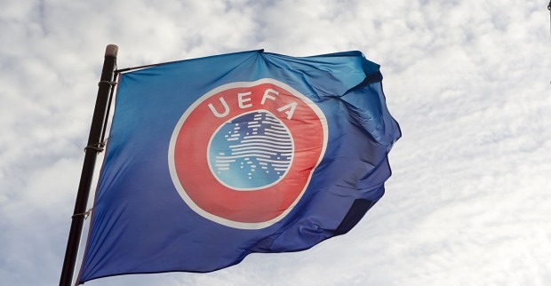 Eine Fahne der UEFA, der Veranstalterin der Europa und Champions League