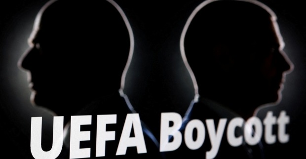 Die Illustration zeigt die Silhouetten von FIFA-Präsident Gianni Infantino und UEFA-Präsident Aleksander Čeferin neben dem Schriftzug „UEFA-Boykott“.