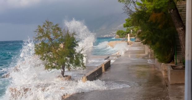 Unwetterwarnung Adria Küste Kroatien Sturm Gewitter hohe Wellen Schäden