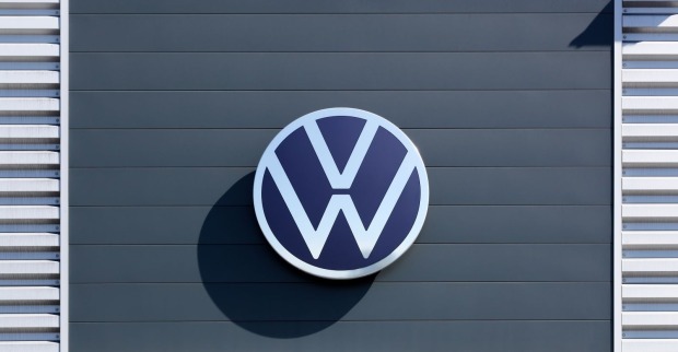 Volkswagen Logo an Gebäude, Symbolbild für Aussagen von VW-Chef Blume zu Werksschließungen, Jobs und Konzernstrategie