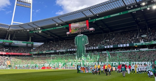 Weserstadion Bremen: Blick auf die voll besetzte Tribüne des Stadions von Werder Bremen, in dem später ein Teil der Ostkurven-Tribüne bei Bauarbeiten einstürzte.