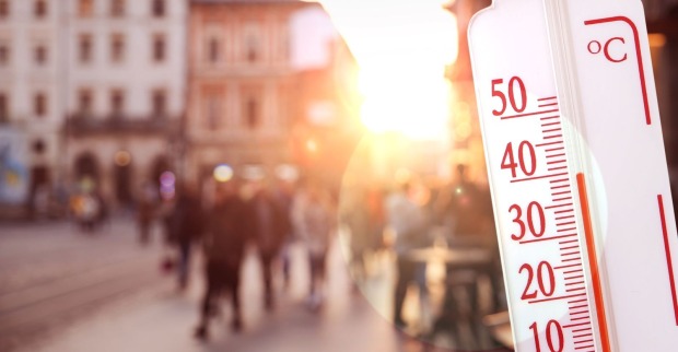 Ein Thermometer zeigt bei strahlendem Sonnenschein eine Temperatur von fast 40 Grad Celsius an