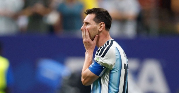 Fußball-WM 2026: Lionel Messi reagiert während eines WM-Spiels für Argentinien mit nachdenklichem Blick auf das Geschehen auf dem Spielfeld.