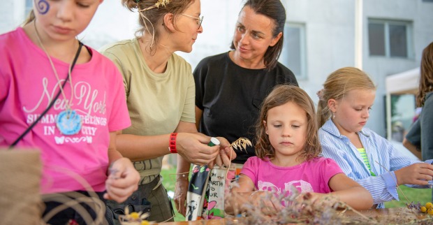 Betreuerinnen mit Kindern | Credit: Coen Kossmann