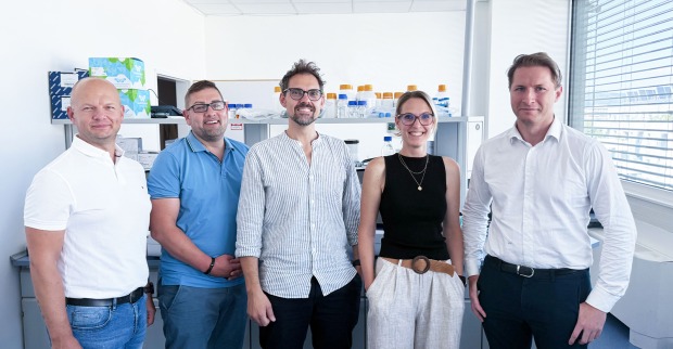 Raiffeisen Salzburg und das Diagnostiklabor FERAGEN gehen gemeinsame Wege: V.l.n.r.: Bernhard Wimmer (Raiffeisen Salzburg), Thomas Heinzmann, Michael und Anja Geretschläger (alle FERAGEN), Bernhard Tomasi (Raiffeisen Salzburg) | Credit: RVS
